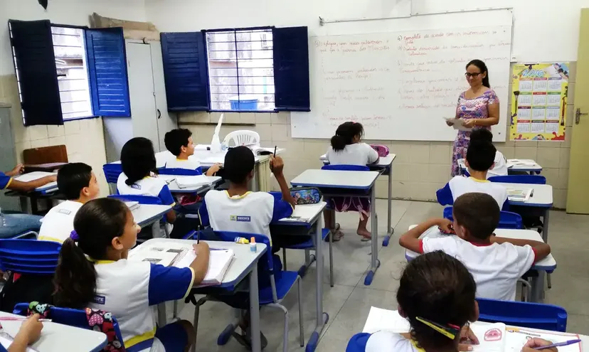 Foto Câmara aprova projeto que restringe uso de celular em escolas