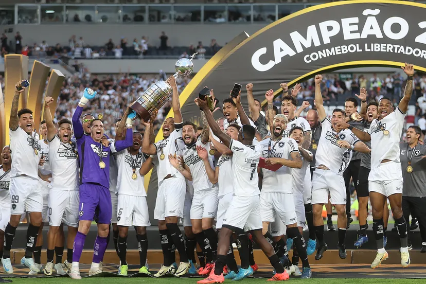 Foto Botafogo encerra 30 anos de sofrimento, bate o Atlético-MG e é campeão da Libertadores