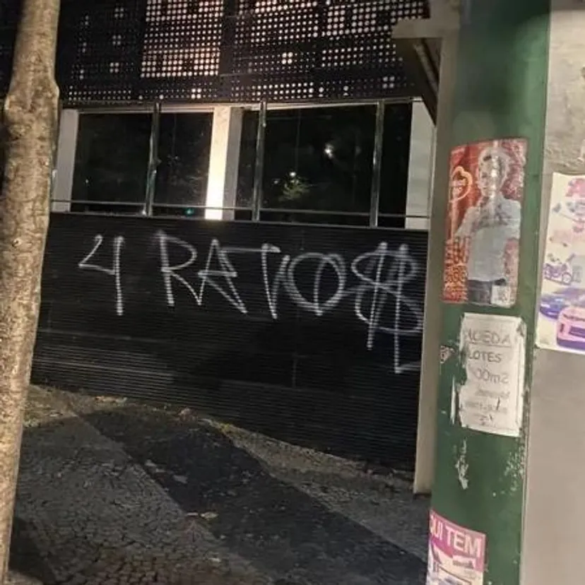 Foto Sede do Atlético-MG é pichada após vice da Libertadores e protesto mira investidores da SAF
